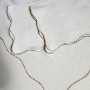 ELEGANT IVORY LINEN SCALLOPED EDGE TABLECLOTH AND 2 NAPKINS
